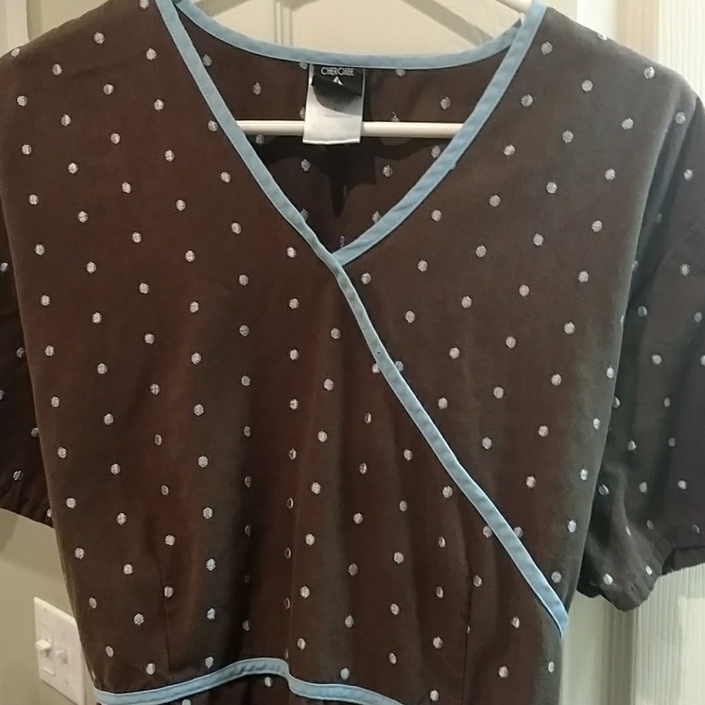 Cherokee studio scrub top GUC